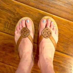 Antonio Melani tan leather sandal flip flop